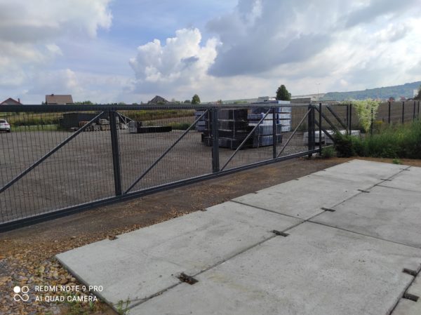 Brama przesuwna wypełniona panelem ocynk malowana