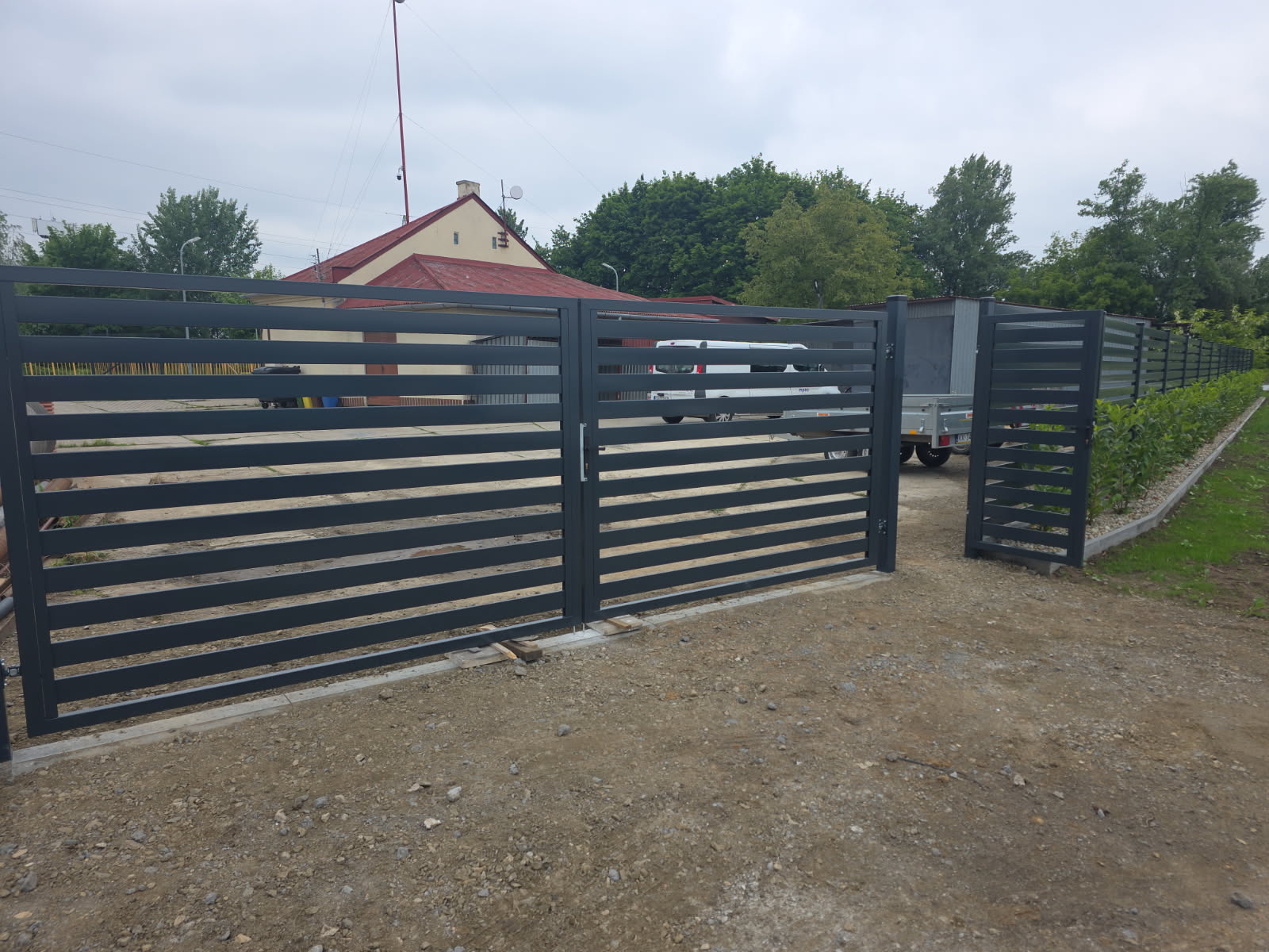 Profil aluminiowy 200x20mm 250cm malowany grafit czarny