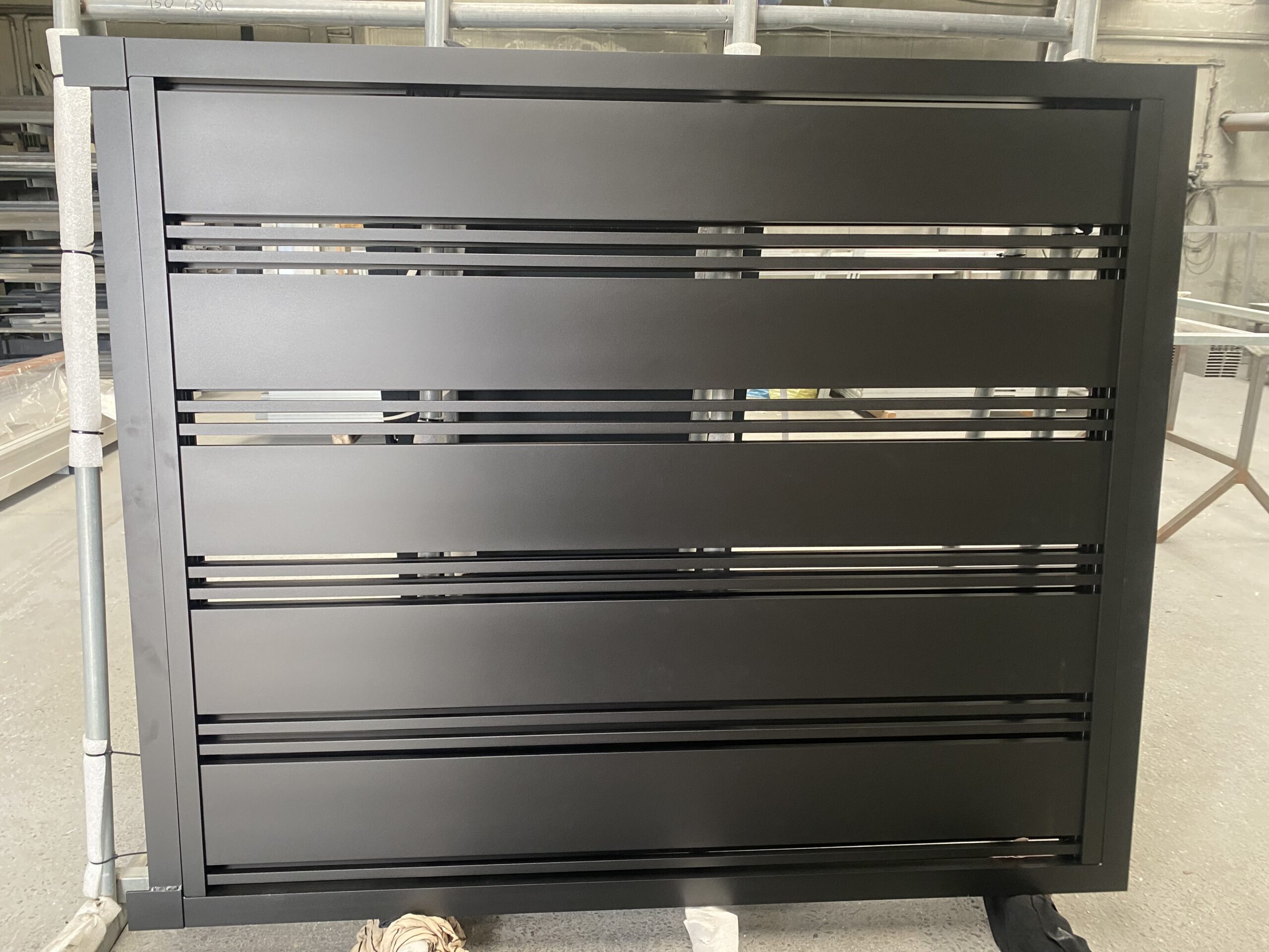 Brama skrzydłowa aluminiowa 150x500cm szeroki profil poziomo