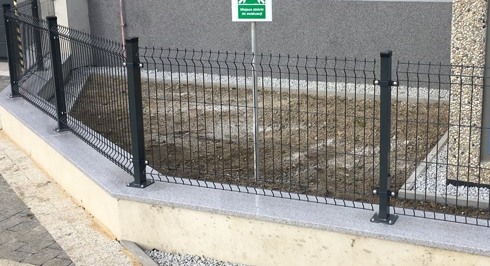 Słupek aluminiowy 60x60mm 150cm przykręcany malowany