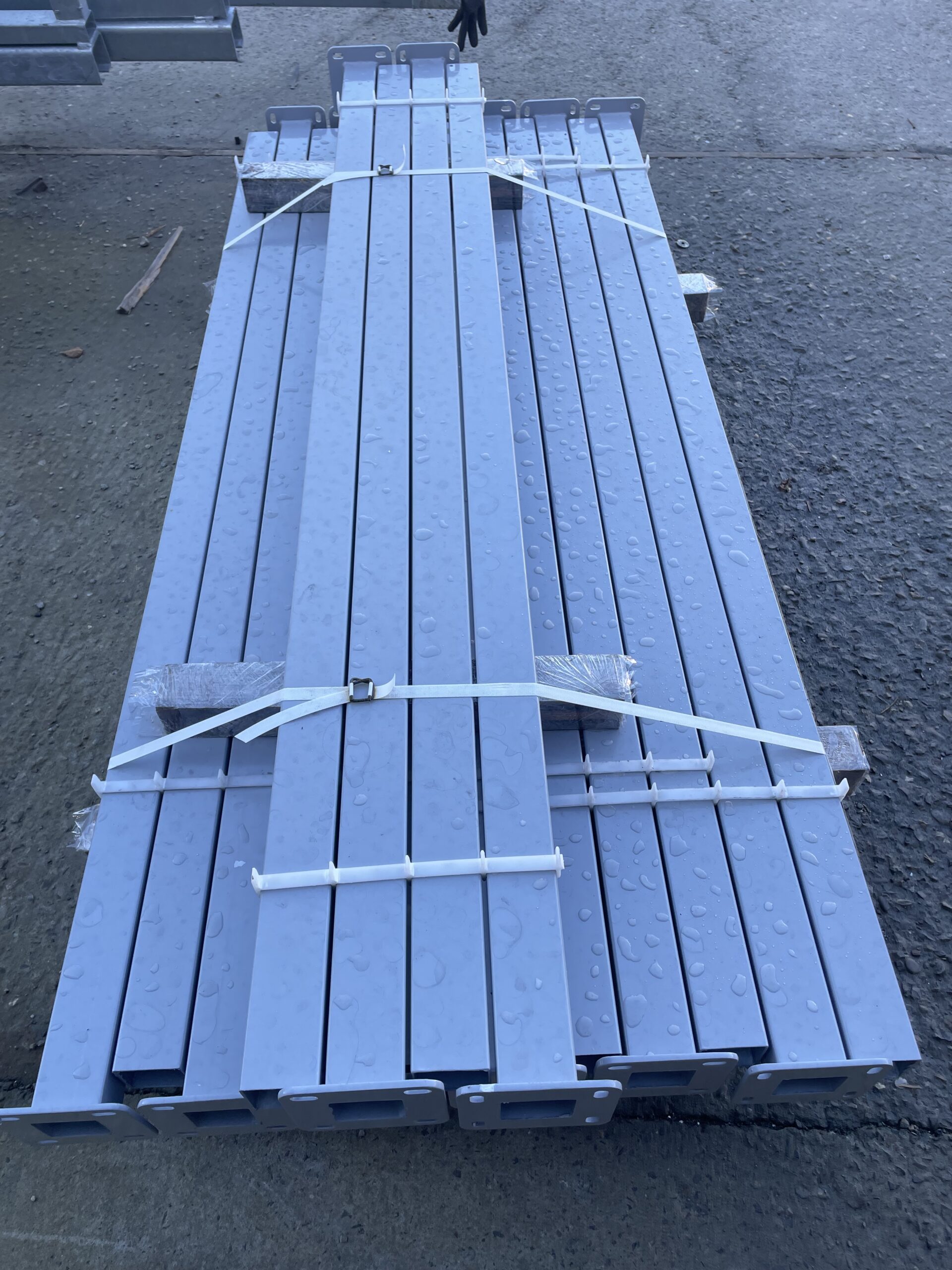 Słupek aluminiowy 60x60mm 150cm przykręcany malowany