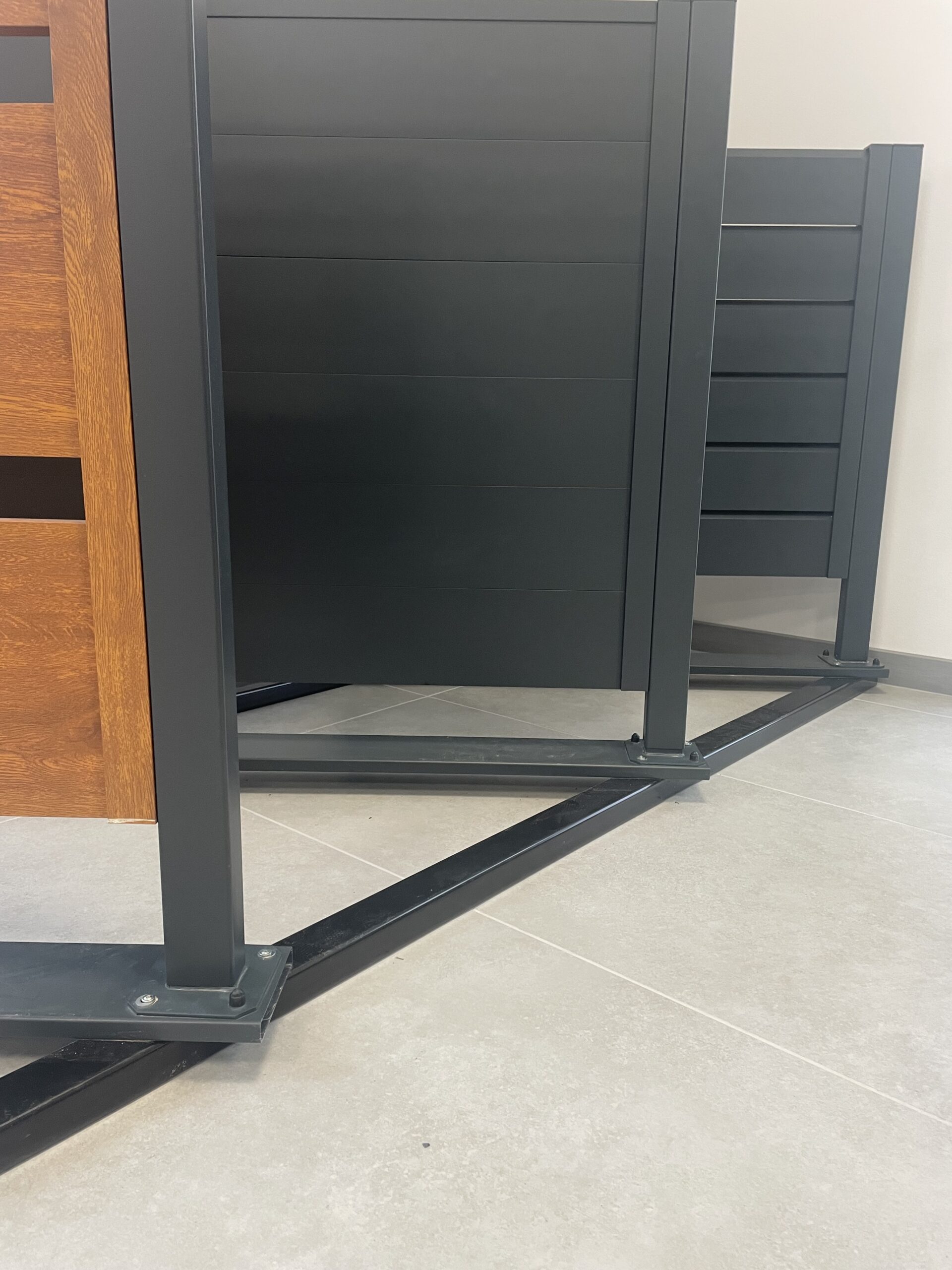 Słupek aluminiowe 60x60mm 150cm ze stopą przykręcany