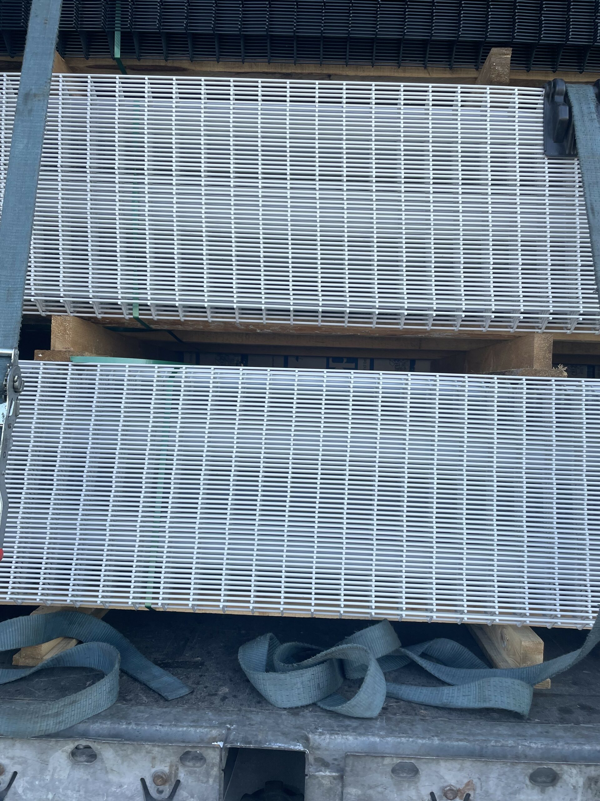 Słupek ogrodzeniowy 40x60x1,5mm 200cm Ral 7047