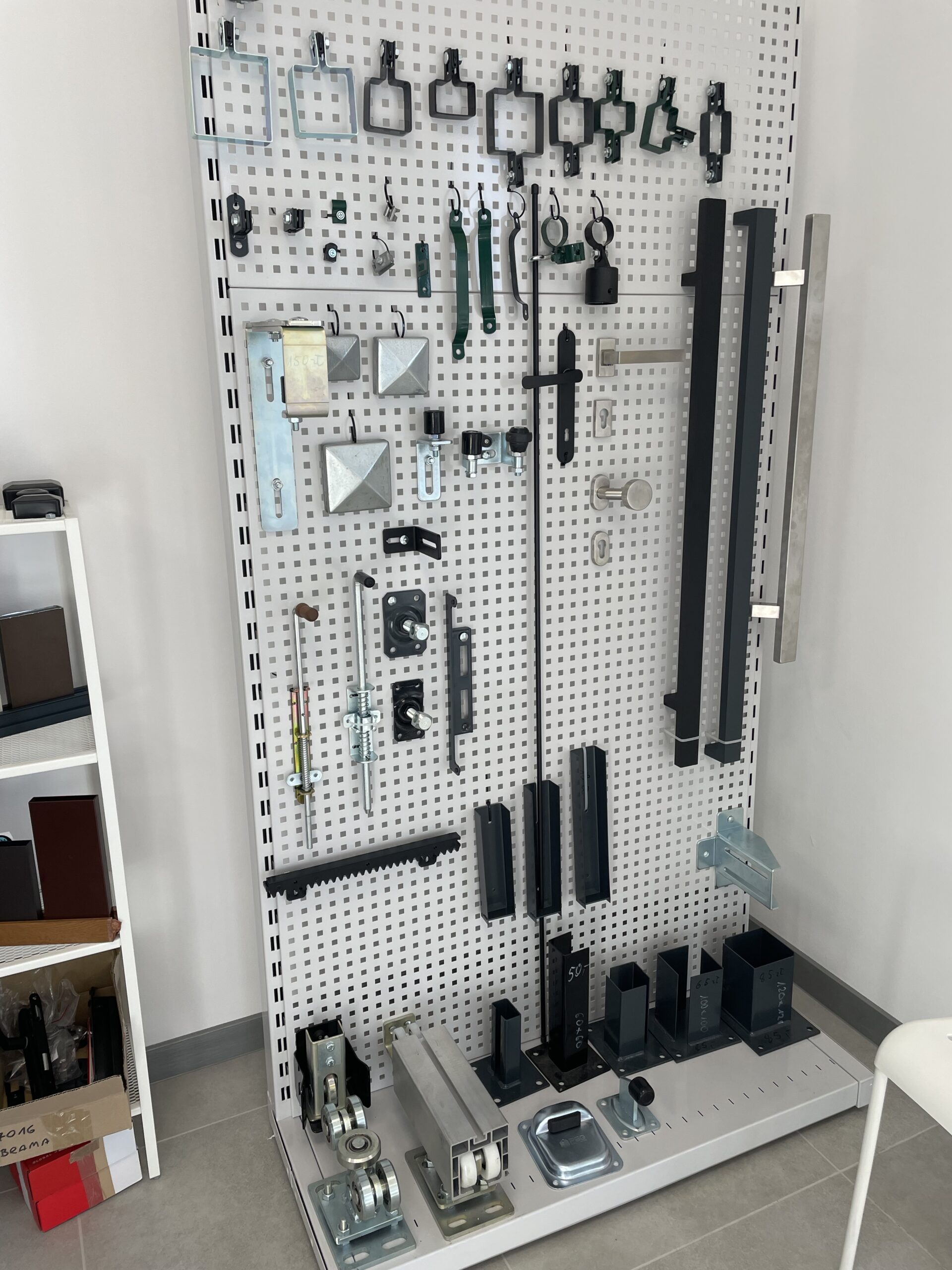 Uchwyt boczny najazdu kosz brama przesuwna