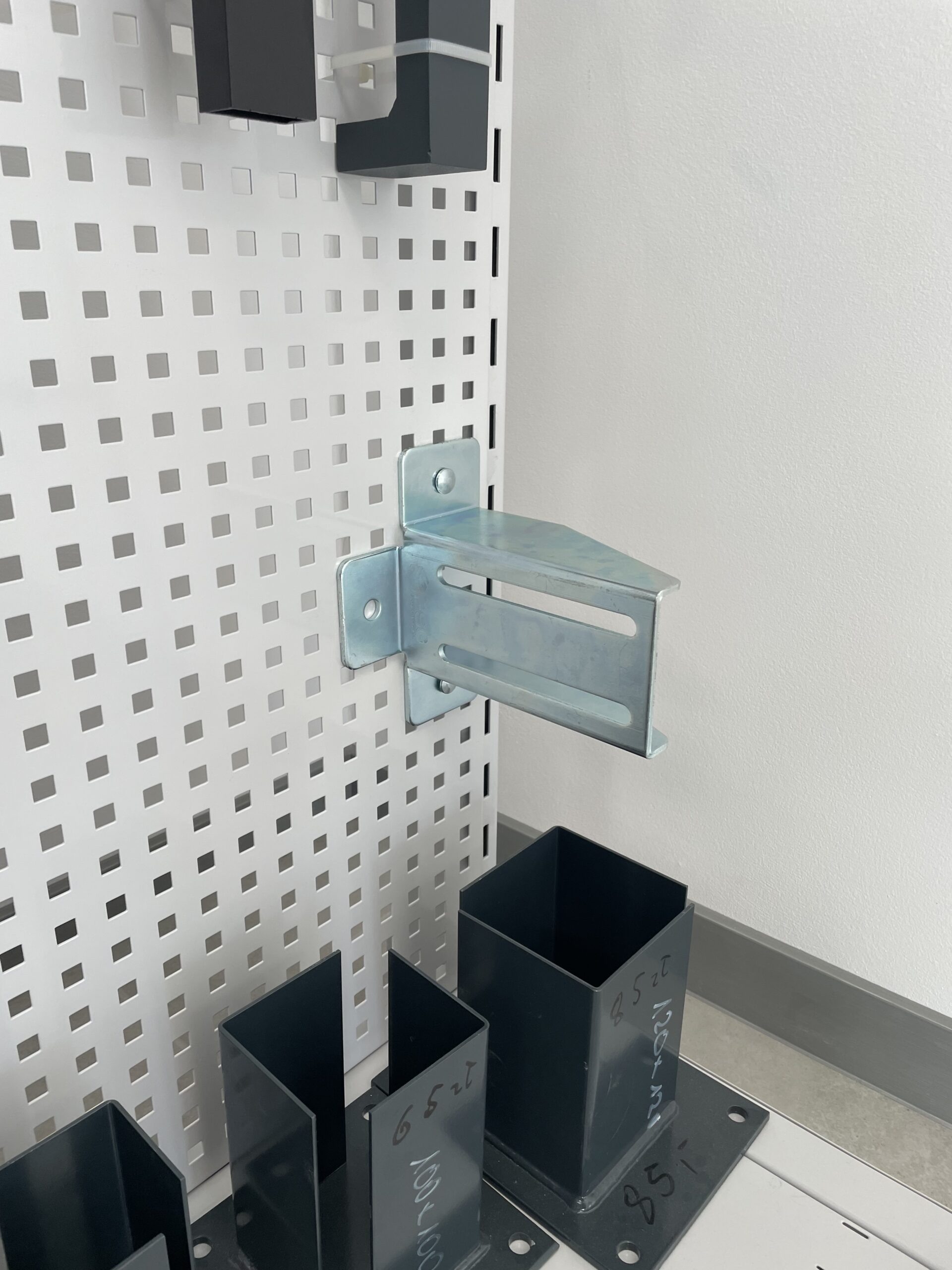 Uchwyt boczny najazdu kosz brama przesuwna