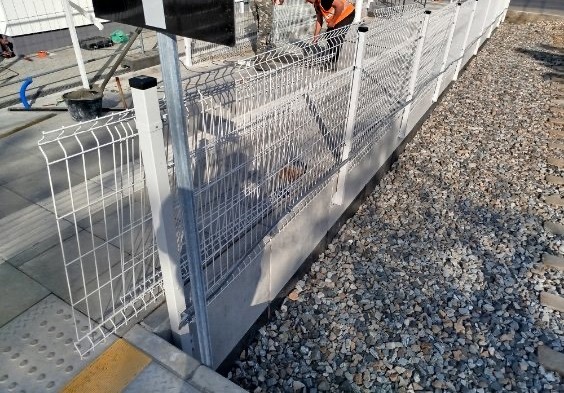 Słupek ogrodzeniowy 60x60x2mm 150cm ral 7047 przykręcany