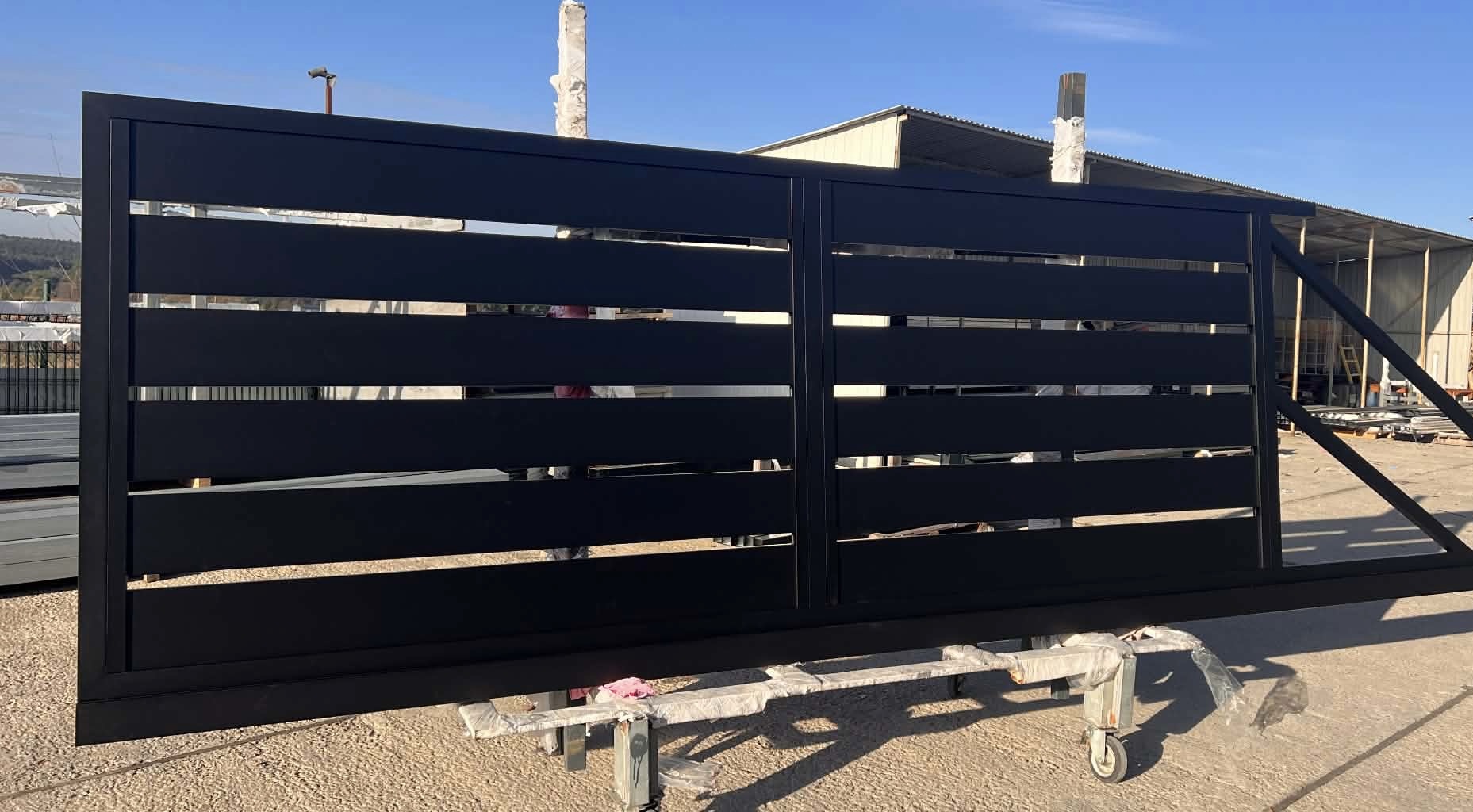 Brama przesuwna aluminiowa 150x600cm szeroki profil poziomo