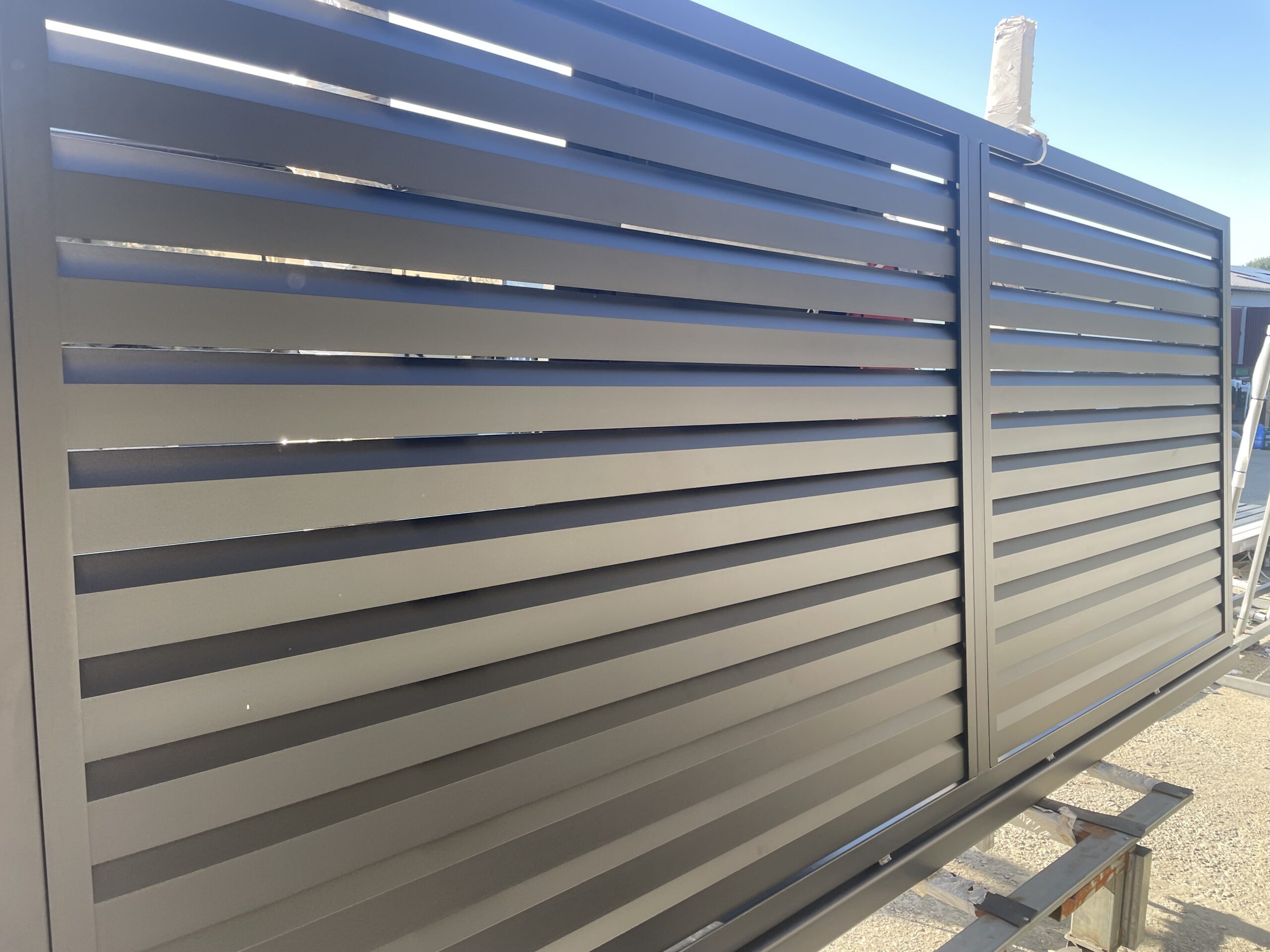 Brama skrzydłowa aluminiowa 150x400cm profil żaluzja