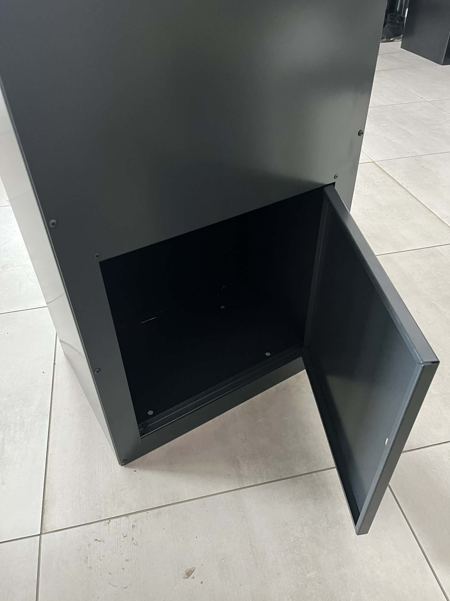 Słupek Paczkomat Multibox 155x50cm malowany